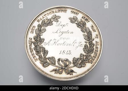 Preismedaille, David van der Kellen II, 1843, General: 4.4 x 0,3cm (44 x 3mm), Gewicht: 26,3g, Frucht, Frau, Plenty Horn, Eiche, Mann, Figur, Baum, Kind, Silbermedaille, geprägt für die Gesellschaft zugunsten des Generals, 1843. Auf der Vorderseite ist eine nach links gerichtete weibliche Figur mit einem Kranz in der rechten Hand. Mit der linken Hand gibt sie einer zweiten Figur, einem Kind, Frucht. Neben ihrem Stuhl ist ein Füllhorn. Gegenüber sind eine ältere männliche Figur mit einem Stock, eine weibliche Figur mit dem oben genannten Kind und eine männliche Figur mit einem Stock und Hut auf dem Rücken, alle in griechischen Roben. Hinter Stockfoto