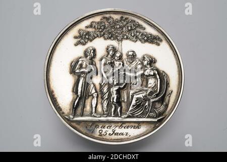 Preismedaille, David van der Kellen II, 1843, General: 4.4 x 0,3cm (44 x 3mm), Gewicht: 26,3g, Frucht, Frau, Plenty Horn, Eiche, Mann, Figur, Baum, Kind, Silbermedaille, geprägt für die Gesellschaft zugunsten des Generals, 1843. Auf der Vorderseite ist eine nach links gerichtete weibliche Figur mit einem Kranz in der rechten Hand. Mit der linken Hand gibt sie einer zweiten Figur, einem Kind, Frucht. Neben ihrem Stuhl ist ein Füllhorn. Gegenüber sind eine ältere männliche Figur mit einem Stock, eine weibliche Figur mit dem oben genannten Kind und eine männliche Figur mit einem Stock und Hut auf dem Rücken, alle in griechischen Roben. Hinter Stockfoto