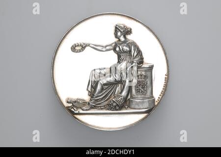 Preismedaille, David van der Kellen II, 1845, General: 5 x 0,4cm (50 x 4mm), Gewicht: 45,3g, Plenty-Horn, Figur, Wappen (Zeichen), Frau, Silberne Preismedaille, geprägt für die Drawing Academy Den Haag, verliehen an AH Bakker Korff, 1845. Auf der Vorderseite ist eine Göttin Figur mit einem Lorbeerkranz in ihrer rechten Hand, lehnt an eine Säule mit dem Wappen von Holland, ein gekrönter Schild mit einem Löwen grassierenden. Ihre linke Hand ruht auf einem Füllhorn. Zeichenwerkzeuge liegen ihr zu Füßen. Rechts von dieser Szene ist VAN DER KELLEN F .. Auf der Rückseite ist ein Lorbeerkranz, mit einer Schleife in der unteren Mitte Stockfoto