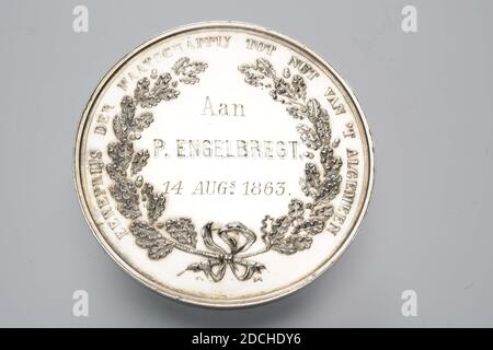 Preismedaille, David van der Kellen II, 1863, General: 4.4 x 0,2cm (44 x 2mm), Gewicht: 29,2g, Frucht, Plenty Horn, Frau, Eiche, Figur, Mann, Baum, Kind, Silbermedaille, geprägt für die Gesellschaft zugunsten des Generals, 1863. Auf der Vorderseite ist eine nach links gerichtete weibliche Figur mit einem Kranz in der rechten Hand. Mit der linken Hand gibt sie einer zweiten Figur, einem Kind, Frucht. Neben ihrem Stuhl ist ein Füllhorn. Gegenüber sind eine ältere männliche Figur mit einem Stock, eine weibliche Figur mit dem oben genannten Kind und eine männliche Figur mit einem Stock und Hut auf dem Rücken, alle in griechischen Roben. Hinter Stockfoto