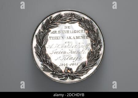 Preismedaille, David van der Kellen II, 1845, General: 5 x 0,4cm (50 x 4mm), Gewicht: 45,3g, Plenty-Horn, Figur, Wappen (Zeichen), Frau, Silberne Preismedaille, geprägt für die Drawing Academy Den Haag, verliehen an AH Bakker Korff, 1845. Auf der Vorderseite ist eine Göttin Figur mit einem Lorbeerkranz in ihrer rechten Hand, lehnt an eine Säule mit dem Wappen von Holland, ein gekrönter Schild mit einem Löwen grassierenden. Ihre linke Hand ruht auf einem Füllhorn. Zeichenwerkzeuge liegen ihr zu Füßen. Rechts von dieser Szene ist VAN DER KELLEN F .. Auf der Rückseite ist ein Lorbeerkranz, mit einer Schleife in der unteren Mitte Stockfoto