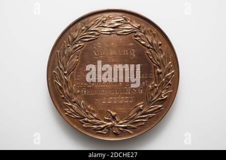 Preismedaille, Anonym, Medaille 1794 Gravur 1796, Allgemein: 4.7 x 0,4cm (47 x 4mm), Gewicht: 40g, Wappen, Personifikation, Globus, Preismedaille der Gesellschaft Mathesis Scientiarum Genitrix, geehrt von der Witwe und den Kindern van Jacob van Campen, Gründer und Lehrer der MSG, starb 1796. Auf der Vorderseite ist abgebildet: In einem Kabelrand steht Pallas Athena, neben einer Säule mit dem Wappen von Leiden auf der Basis, die einem Jungen ein Buch übergibt. Um sie herum sind mehrere Jungen und ein Globus und alle Arten von Utensilien der Wissenschaft. Im Hintergrund ein Turm und ein Boot. Die Inschrift um Stockfoto