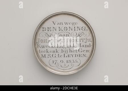 Preismedaille, Anonym, Medaille 1794 Gravur 1796, Allgemein: 4.7 x 0,4cm (47 x 4mm), Gewicht: 40g, Wappen, Personifikation, Globus, Preismedaille der Gesellschaft Mathesis Scientiarum Genitrix, geehrt von der Witwe und den Kindern van Jacob van Campen, Gründer und Lehrer der MSG, starb 1796. Auf der Vorderseite ist abgebildet: In einem Kabelrand steht Pallas Athena, neben einer Säule mit dem Wappen von Leiden auf der Basis, die einem Jungen ein Buch übergibt. Um sie herum sind mehrere Jungen und ein Globus und alle Arten von Utensilien der Wissenschaft. Im Hintergrund ein Turm und ein Boot. Die Inschrift um Stockfoto