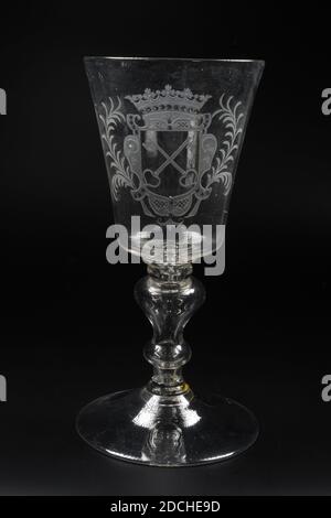 Glas, letztes Viertel des 19. Jahrhunderts, Allgemein: 24.3 x 12.3 cm, 243 x 123 mm, Stadtwappen, Eiche, Grüne Glasschale. Der Kelch hat eine hohle gerippte Basis, die zu einem gerippten Stamm verschmilzt. Darüber ein flacher Knopf und ein Kragen. Auf der Kelchwand ist ein Bild des Leidener Wappens in weiß, mit den beiden Schlüsseln in rot. Um die Waffe Äste mit Eichenblättern und Eicheln. Auf der anderen Seite ein Ast mit zwei Blättern und zwei Eicheln, 1975 Stockfoto