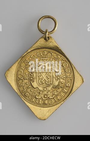 Medaille, Anonym, 1574 oder höher, geprägt, Allgemein: 6.5 × 4.9 × 1,2 cm (65 × 49 × 12 mm), Medaillengröße: 5.3 × 4.9 × 0, 2cm (53 × 49 × 2 mm), Gewicht: 35,5 g, Diamantförmige Goldmarke auf einem Notmünzstempel. Das runde Emblem in einem Diamanten hat einen stehenden Löwen mit einem Speer auf der Vorderseite, auf dem ein Freiheitshut. Auf beiden Seiten des Löwenteils des Jahres 1574 und zwischen einem Doppelperlrand das kreisförmige HAEC LIBERTATIS ERGO, das Motto der Stadt Leiden. Auf der Rückseite das Wappen von Leiden in einer Kartusche. Umgeben von einem doppelten kreisförmigen GODT BEHOEDE LEYDEN und Stockfoto