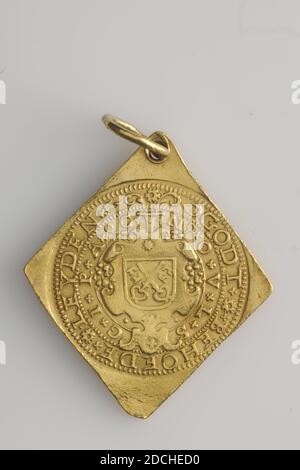 Medaille, Anonymous, 1574 oder höher, geprägt, Allgemein: 6.3 x 4.5 x 1,2 cm (63 x 45 x 12 mm), Medaillenmaße: 5.3 x 4.5 x 0,2 cm (53 x 45 x 2 mm), Gewicht: 32 g, diamantförmige Goldmarke auf einem 20-Cent-Notstempel. Der Stempel wurde während der Belagerung von Leiden, 1574 verwendet. An der Oberseite des Tokens ist ein goldener Ring angebracht, an dem das Token getragen werden kann. Auf der Vorderseite der Medaille ist ein stehender Löwe, zentriert nach links auf einem Boden mit einer Lanze mit einem Freiheitshut in den Krallen, zwischen dem Jahr 1574. Über dem Löwen, der im Rand ragt, ist eine Krone. Das Rundschreiben HAEC LIBERTATIS ERGO läuft darum herum Stockfoto