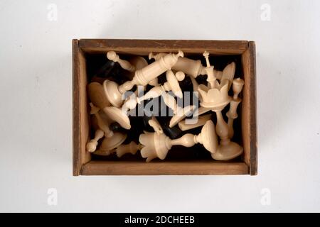 Brettspiel, Anonym, zwischen 1750-1825, Knochen, Holz, Allgemein: 6.7 x 12.2 x 9cm (67 x 122 x 90mm), Schachtel mit Schiebedeckel aus Holz mit Knochenschach-Set. Schachfiguren: Sechzehn schwarz und sechzehn weiß. Das Schachspiel ist abgeschlossen, 1930 Stockfoto