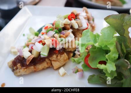 Gegrillter Bass und Gemüse, gegrillter Fisch mit würzigem Dressing Stockfoto