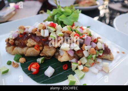 Gegrillter Bass und Gemüse, gegrillter Fisch mit würzigem Dressing Stockfoto