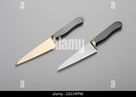 Professionelles Küchenmesser-Set auf grauem Hintergrund Stockfoto