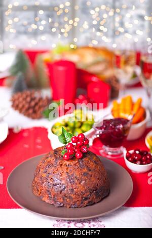 Traditioneller Weihnachtspudding mit Stechpalme oben Stockfoto