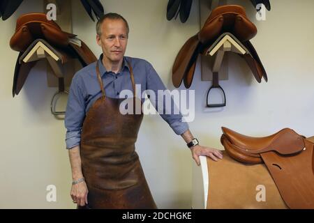 FRANKREICH / IIe-de-France / Paris / Hermès Saddle Workshop in Paris /Laurent Goblet Master Saddle Craftsman mit feinstem Leder. Stockfoto