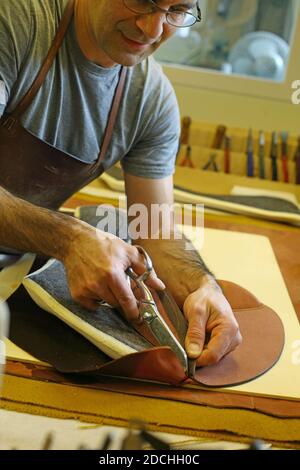 FRANKREICH / IIe-de-France / Paris / Hermès Saddle Workshop in Paris /jeder Sattel verwendet ca. 40 Stück. Stockfoto