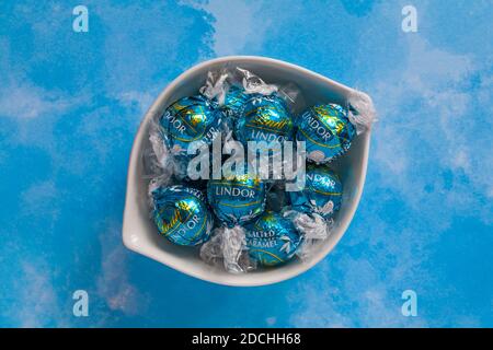 Schüssel mit Lindt Lindor gesalzenem Karamell unwiderstehlich glatt gesalzenem Karamell Milchschokolade-Trüffel mit einer geschmeidigen schmelzenden Füllung - Lindt Lindor Schokolade Stockfoto