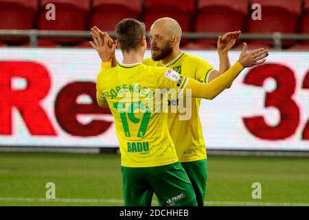 Jacob Lungi Sorensen von Norwich City gratuliert Teemu Pukki von Norwich City, nachdem er während des Sky Bet Championship-Spiels im Riverside Stadium, Middlesbrough, von der Startposition aus punktet. Stockfoto