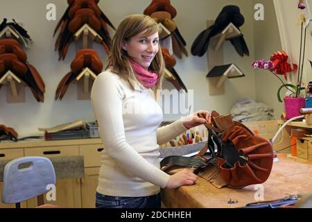 FRANKREICH / IIe-de-France / Paris / Hermès Saddle Workshop in Paris /Melanie eine Handwerkerin mit feinstem Leder. Stockfoto