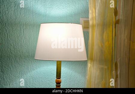 Stehlampe im Hotelzimmer isoliert auf hellblauem Hintergrund. Stockfoto