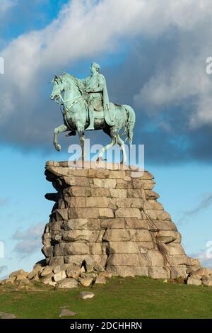 Die Kupferpferd-Statue von George III. Markiert ein Ende des langen Spaziergangs im Windsor Great Park, Berkshire, Großbritannien Stockfoto