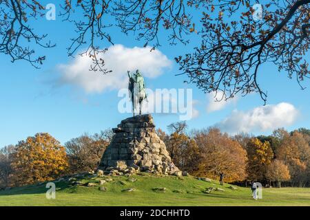 Herbstansicht der Kupferpferd-Statue von George III, die ein Ende des langen Spaziergangs im Windsor Great Park, Berkshire, Großbritannien markiert Stockfoto