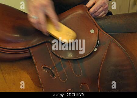 FRANKREICH / Iie-de-France / Paris / Hermès Saddle Workshop in Paris / Handwerker putzen Ledersattel. Stockfoto