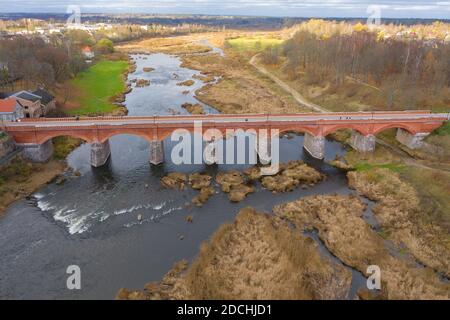 Luftaufnahme der Alten Ziegelbrücke über die Venta Fluss in Kuldiga Stockfoto