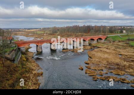 Luftaufnahme der Alten Ziegelbrücke über die Venta Fluss in Kuldiga Stockfoto