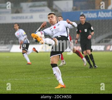 Liberty Stadium, Swansea, Glamorgan, Großbritannien. November 2020. English Football League Championship Football, Swansea City gegen Rotherham United; Jake Bidwell von Swansea City räumt den Ball Kredit: Action Plus Sports/Alamy Live News Stockfoto