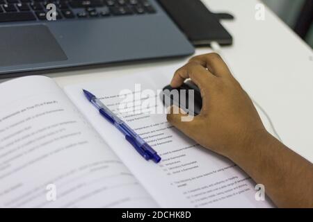 Student macht ihr intensives Studium. Stockfoto