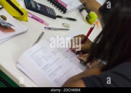 Student macht ihr intensives Studium. Stockfoto