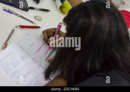 Student macht ihr intensives Studium. Stockfoto