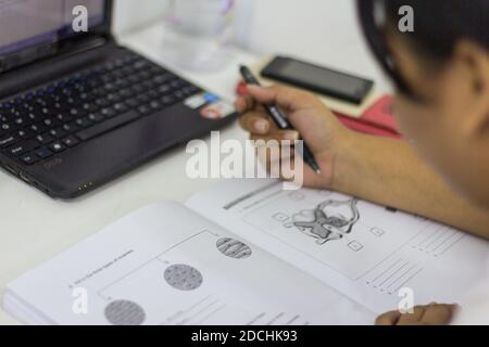 Student macht ihr intensives Studium. Stockfoto