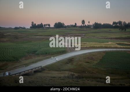 Sela Dingay, Amhara, Äthiopien. Oktober 2020. Am Sonntagmorgen geht ein Pilger zu einem religiösen Ort bei Sonnenaufgang in Sela Dingay, etwa 200 km nordöstlich von Addis Abeba.Hunderte von Pilgern reisen in der Regel von der Hauptstadt Addis Abeba in die Amhara-Region, um jede Woche die Klöster Äthiopiens zu besuchen. Kredit: Sally Hayden/SOPA Images/ZUMA Wire/Alamy Live Nachrichten Stockfoto