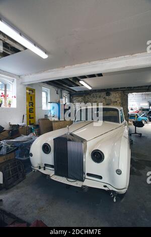 Rolls royce Auto teilweise auseinander genommen / abgestreift für die Restaurierung in einer heimischen Garage / Werkstatt. Stockfoto