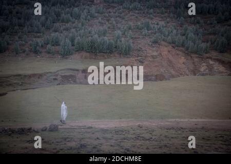 Sela Dingay, Amhara, Äthiopien. Oktober 2020. Am Sonntagmorgen geht ein Pilger zu einem religiösen Ort bei Sonnenaufgang in Sela Dingay, etwa 200 km nordöstlich von Addis Abeba.Hunderte von Pilgern reisen in der Regel von der Hauptstadt Addis Abeba in die Amhara-Region, um jede Woche die Klöster Äthiopiens zu besuchen. Kredit: Sally Hayden/SOPA Images/ZUMA Wire/Alamy Live Nachrichten Stockfoto