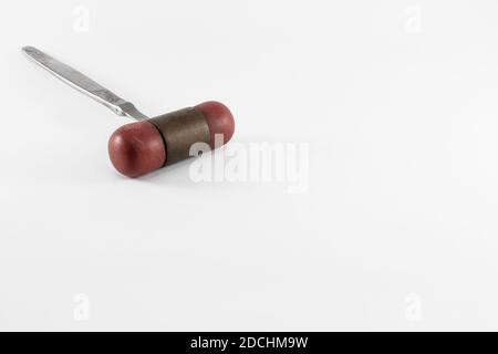 Isolierter alter Vintage-Reflexhammer auf weißem Hintergrund. Dieses medizinische Instrument wird zur Überprüfung der Reflexionsfähigkeit und zur Überprüfung der Nerven verwendet. Stockfoto