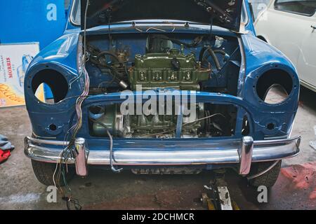 1960s Morris Auto teilweise auseinander genommen / abgestreift für die Restaurierung in einer inländischen Garage mit Motorhaube geöffnet zeigt die Austin-Morris A-Serie Motor. Stockfoto