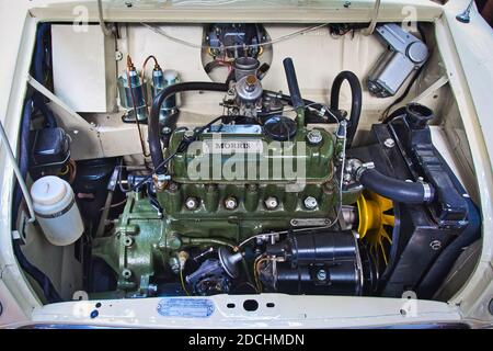 1960s Morris Auto teilweise auseinander genommen / abgestreift für die Restaurierung in einer inländischen Garage mit Motorhaube geöffnet zeigt die Austin-Morris A-Serie Motor. Stockfoto