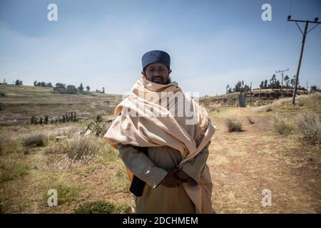 Sela Dingay, Amhara, Äthiopien. Oktober 2020. Abune Tekele Tsadik, der Direktor von Washa Medhaniaiem, einem aus Stein gemeißelten Kloster, etwa 200 km nordöstlich von Addis Abeba.Hunderte von Pilgern reisen in der Regel von der Hauptstadt Addis Abeba in die Region Amhara, um jede Woche die Klöster Äthiopiens zu besuchen. Kredit: Sally Hayden/SOPA Images/ZUMA Wire/Alamy Live Nachrichten Stockfoto