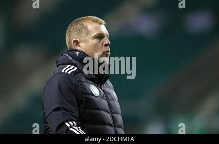 Celtic-Manager Neil Lennon geht nach dem Spiel der schottischen Premiership in der Easter Road, Edinburgh, vom Spielfeld. Stockfoto