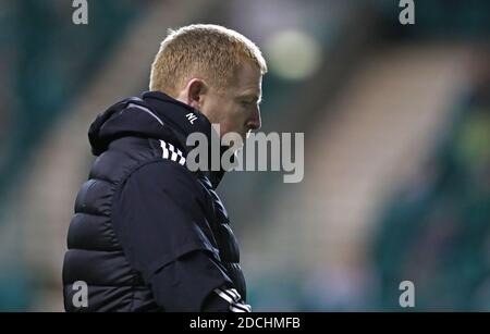 Celtic-Manager Neil Lennon geht nach dem Spiel der schottischen Premiership in der Easter Road, Edinburgh, vom Spielfeld. Stockfoto