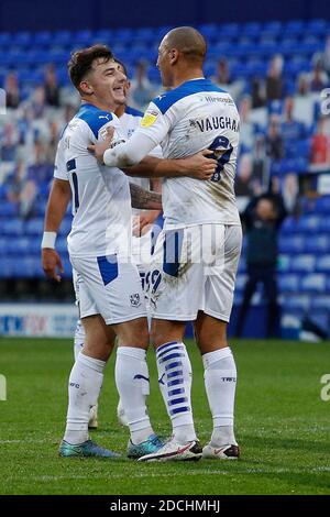BIRKENHEAD, ENGLAND. 21. NOVEMBER Tranmeres Otis Khan wird gratuliert, nachdem es 4-0 während des Sky Bet League 2-Spiels zwischen Tranmere Rovers und Grimsby Town im Prenton Park, Birkenhead am Samstag, 21. November 2020. (Kredit: Chris Donnelly, MI News) Kredit: MI Nachrichten & Sport /Alamy Live Nachrichten Stockfoto