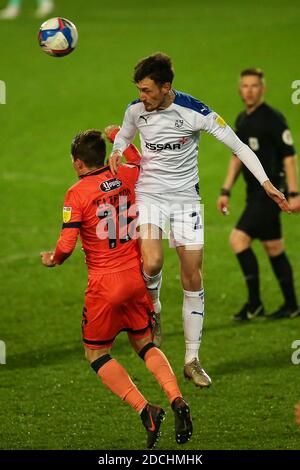 BIRKENHEAD, ENGLAND. 21. NOVEMBER Tranmeres Paul Lewis kämpft mit Harry Clifton während des Sky Bet League 2 Spiels zwischen Tranmere Rovers und Grimsby Town im Prenton Park, Birkenhead am Samstag, 21. November 2020. (Kredit: Chris Donnelly, MI News) Kredit: MI Nachrichten & Sport /Alamy Live Nachrichten Stockfoto