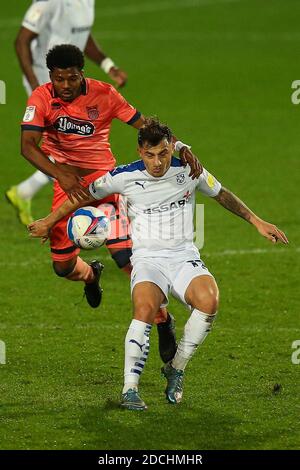 BIRKENHEAD, ENGLAND. 21. NOVEMBER Tranmeres Ortis Khan stößt sich am Samstag, 21. November 2020, im Sky Bet League 2-Spiel zwischen Tranmere Rovers und Grimsby Town im Prenton Park, Birkenhead, gegen Grimsbys Ohura Edwards. (Kredit: Chris Donnelly, MI News) Kredit: MI Nachrichten & Sport /Alamy Live Nachrichten Stockfoto