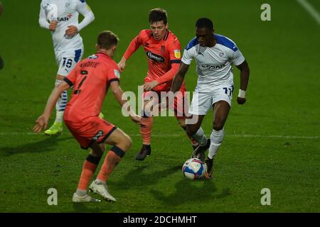 BIRKENHEAD, ENGLAND. 21. NOVEMBER Tranmeres Cory Taylor kämpft mit dem Grimsby Mittelfeld während des Sky Bet League 2 Spiels zwischen Tranmere Rovers und Grimsby Town im Prenton Park, Birkenhead am Samstag, 21. November 2020. (Kredit: Chris Donnelly, MI News) Kredit: MI Nachrichten & Sport /Alamy Live Nachrichten Stockfoto