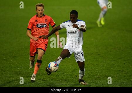 BIRKENHEAD, ENGLAND. 21. NOVEMBER Tranmeres Cory Taylor kämpft mit Grimsbys Luke Hendrie während des Sky Bet League 2 Spiels zwischen Tranmere Rovers und Grimsby Town im Prenton Park, Birkenhead am Samstag, 21. November 2020. (Kredit: Chris Donnelly, MI News) Kredit: MI Nachrichten & Sport /Alamy Live Nachrichten Stockfoto