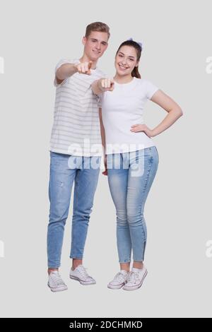 Paar zeigt auf die Kamera, die isoliert steht. Mann und Frau zeigen, Liebhaber, Freunde, Paar Konzept Stockfoto