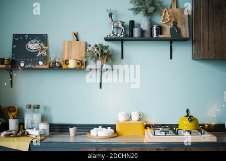 Festlich eingerichtete Holzküche mit blauen Wänden im skandinavischen Stil Stockfoto