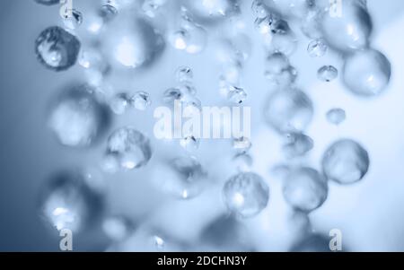 Abstrakt cerulean blau rund defokussierten hängenden Kristalle Hintergrund. Verwischen Sie magische Lichter. Stockfoto