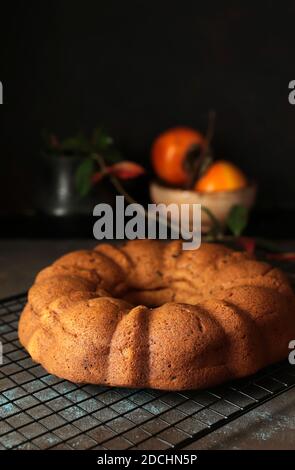 Hausgemachter gebundener Kuchen auf dunklem Hintergrund. Nahaufnahme. Selektiver Fokus. Stockfoto