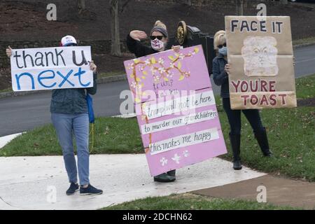 Sterling, Usa. November 2020. Demonstranten halten Schilder, als US-Präsident Donald Trump am Samstag, 21. November 2020, im Trump National Golf Club in Sterling, Virginia, eintrifft. Chris Kleponis/UPI Kredit: UPI/Alamy Live Nachrichten Stockfoto